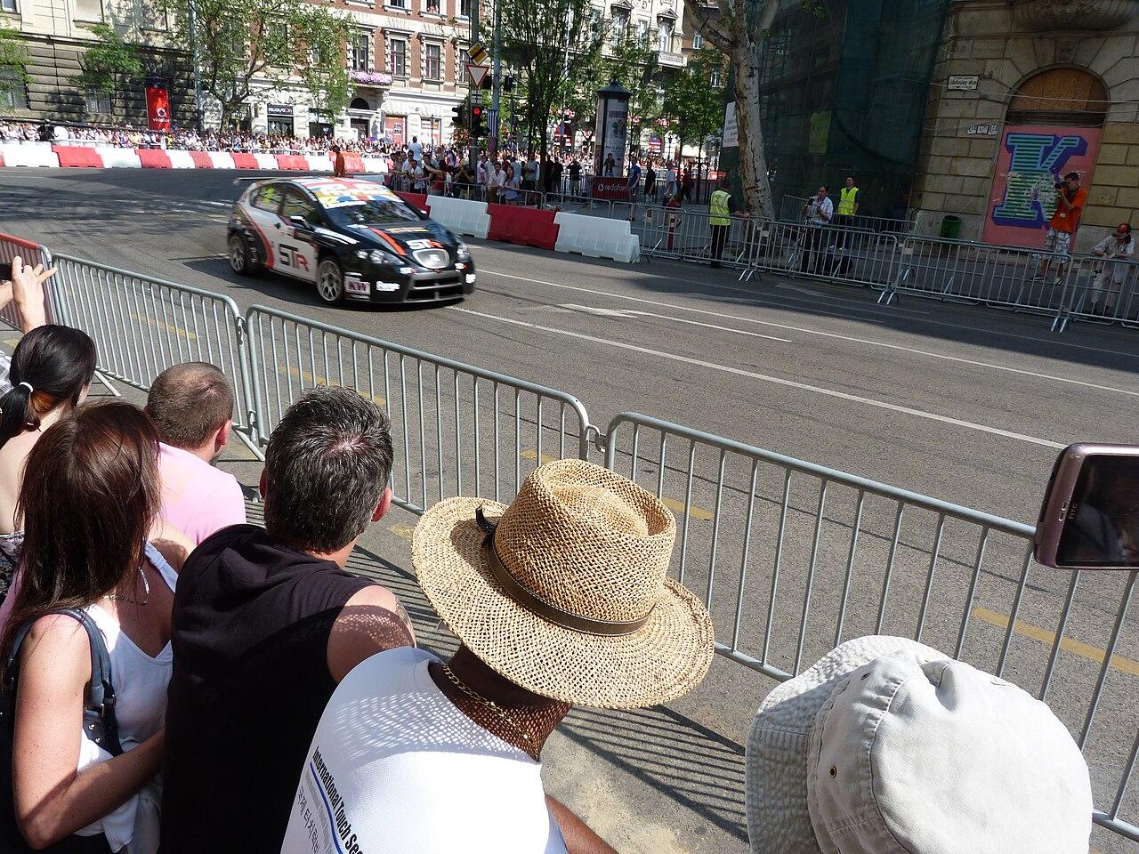 F1赛车谈判罚：尺度之争背后的逻辑（职业联赛视角）